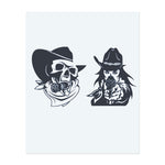 Deux personnages, tous deux avec des chapeaux et des armes, l'un avec une rose et l'autre avec un crâne et un cigare. Ces créations représentent l’équilibre entre la robustesse et la beauté, capturant l’esprit rebelle et la dualité de la vie et de la mort. Parfait pour quelqu'un qui embrasse à la fois la force et le mystère.