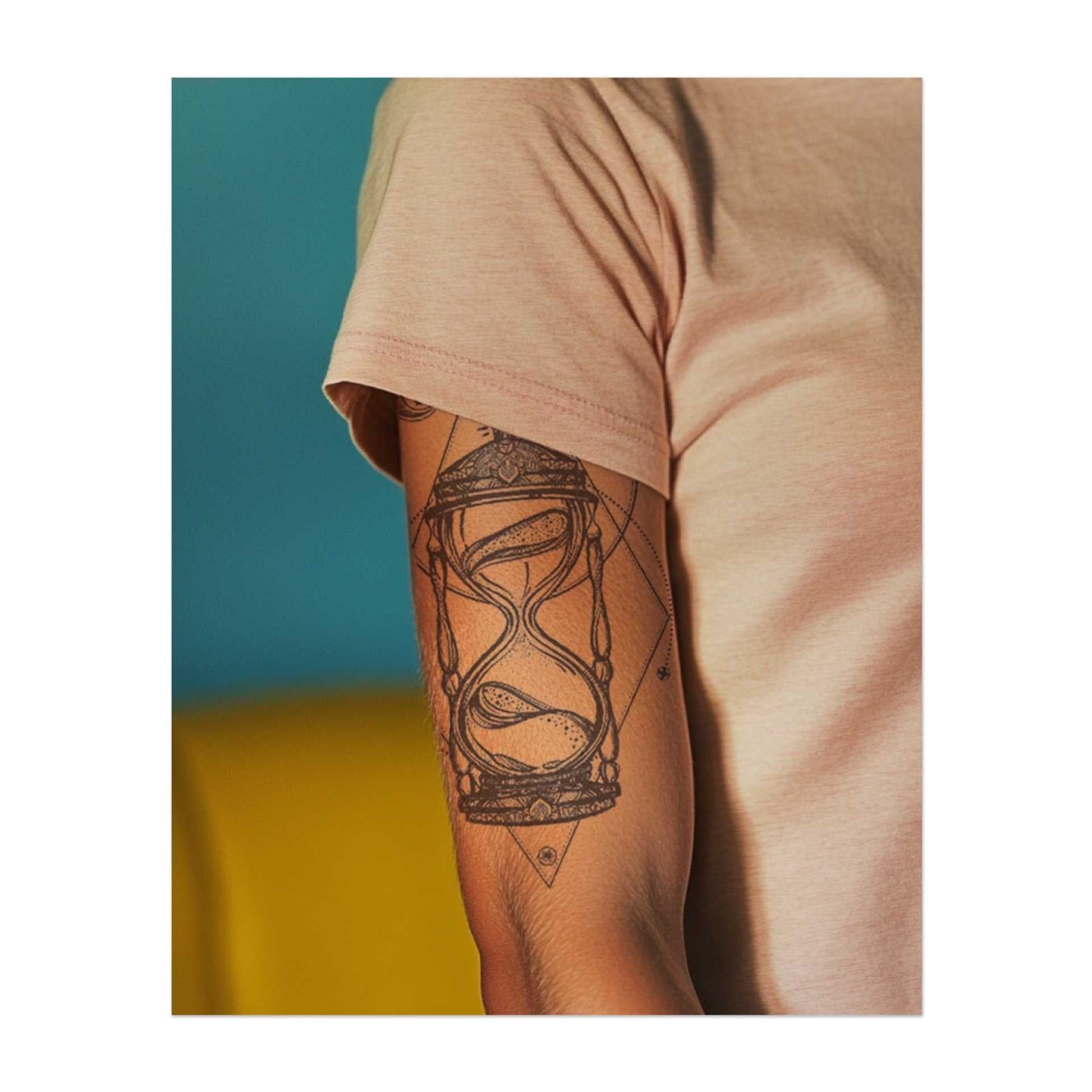 Eine kunstvolle Sanduhr, umgeben von himmlischen Symbolen wie Sonne, Mond und Sternen, eingebettet in ein geometrisches Rahmen. Dieses Design symbolisiert den Verlauf der Zeit, Balance und die Verbindung zwischen dem Kosmos und unserem Leben. Perfekt für jemanden, der die flüchtige Natur der Zeit und die Geheimnisse des Universums schätzt.