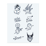 Ein Bündel von Symbolen der Liebe und des Zufalls, wie Würfel, Vögel, Herzen, Schwerter und Totenschädel. Jedes Design ist mit einem Pfeil oder dem Wort "Love" verbunden und fängt das Wesen von Leidenschaft, Schicksal und Romantik ein. Perfekt für jemanden, der Liebe in all ihren Formen und den Nervenkitzel des Lebens' Unberechenbarkeit schätzt.