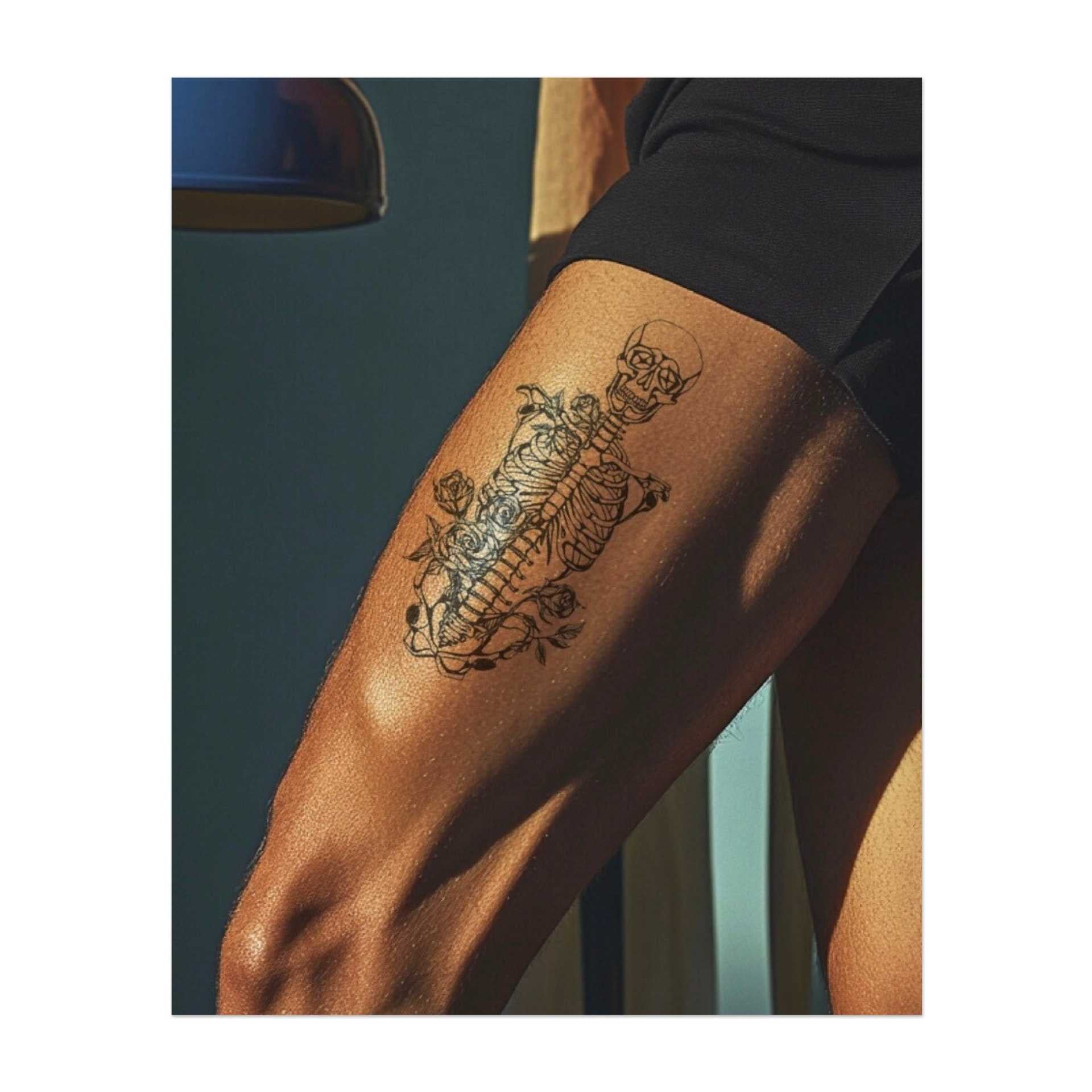 Ein detailliertes Skelett, umgeben von Rosen, das das empfindliche Gleichgewicht zwischen Leben und Tod symbolisiert. Die Blumen repräsentieren Schönheit und Wachstum, während das Skelett an unsere Sterblichkeit erinnert. Perfekt für jemanden, der sowohl die Zerbrechlichkeit als auch die Schönheit des Daseins umarmt.