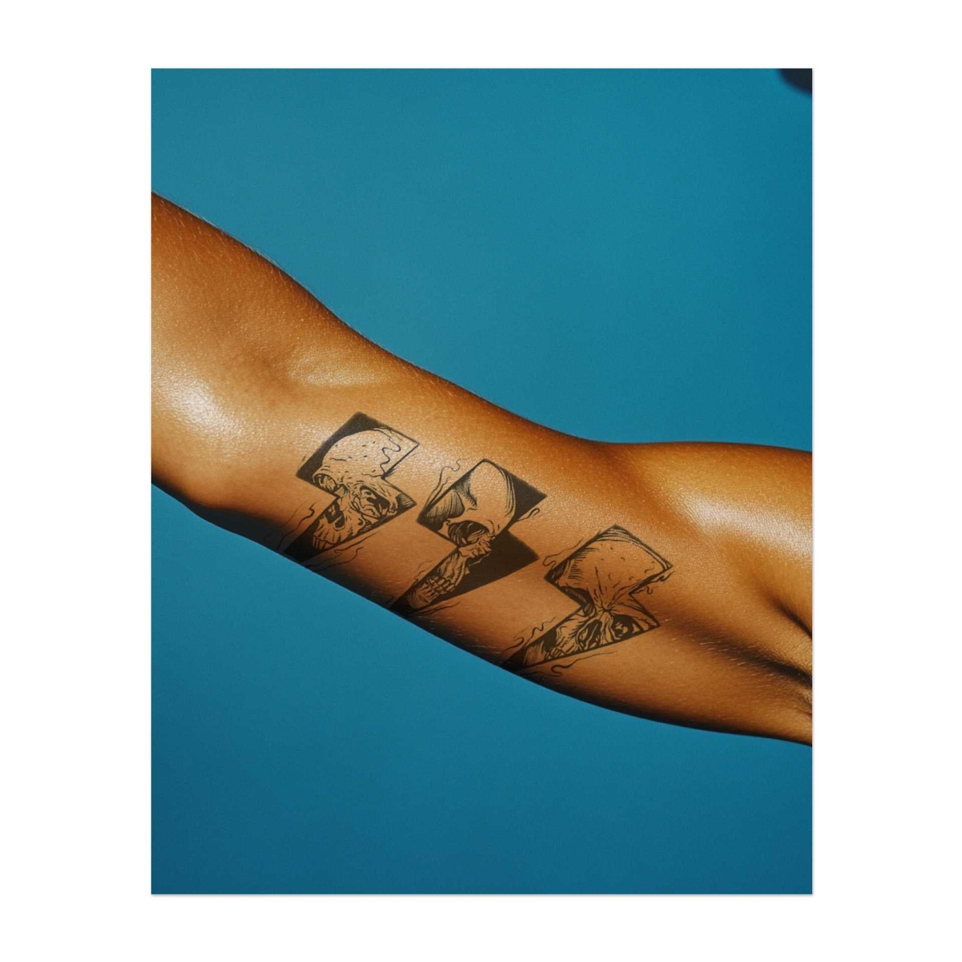 Ein Tattoo-Design, das zackige, kantige Stücke von zerbrochenem Raum zeigt, wobei jedes Stück ein anderes Totenschädel- oder Handbild offenbart. Das fragmentierte Design repräsentiert das Thema von Zerbrochenheit und Transformation und symbolisiert die Stärke, sich aus Widrigkeiten zu erheben.