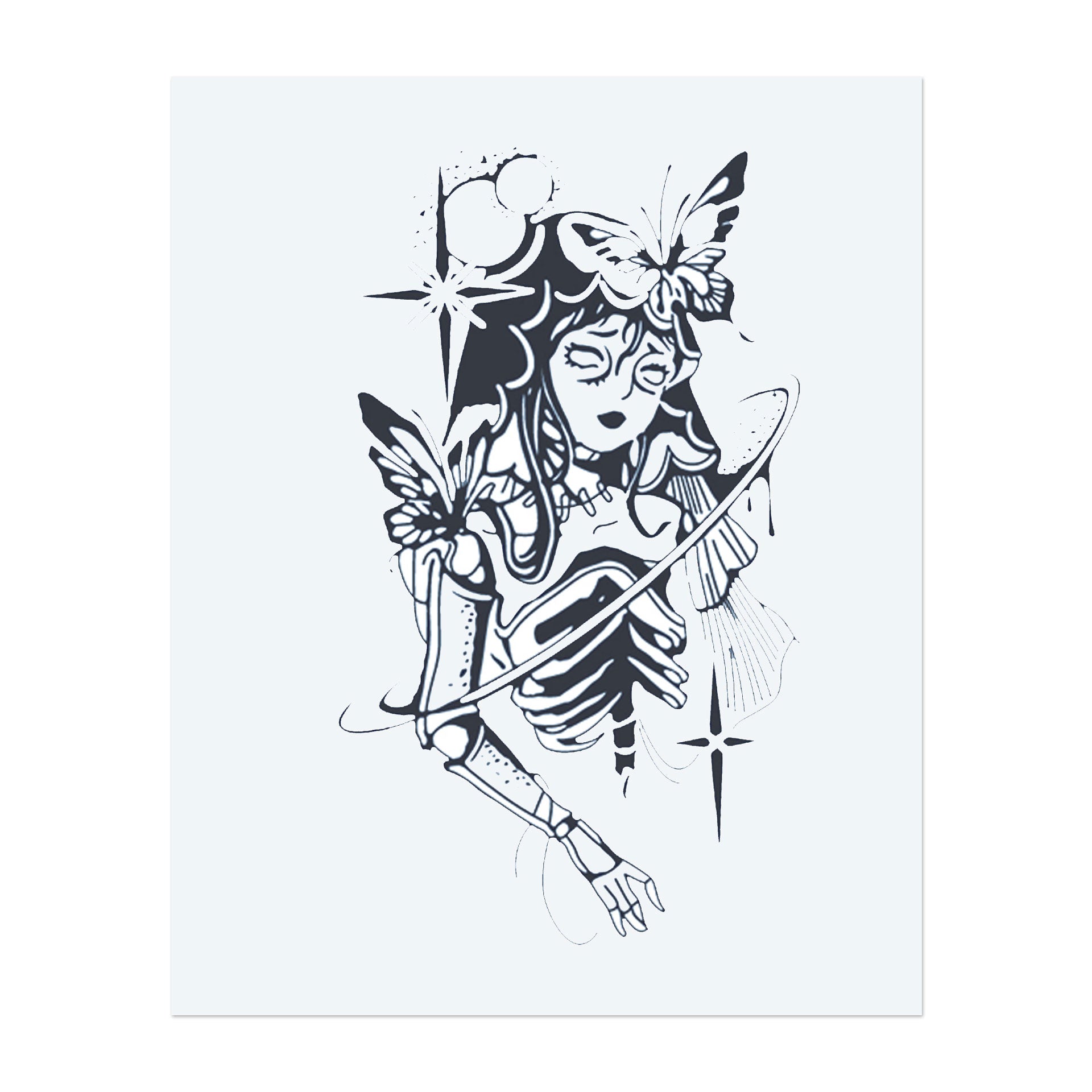 Eine skelettierte Figur mit zarten Flügeln, umgeben von Sternen und Blumen. Dieses Design verbindet Elemente von Leben und Tod, Magie und Transformation.