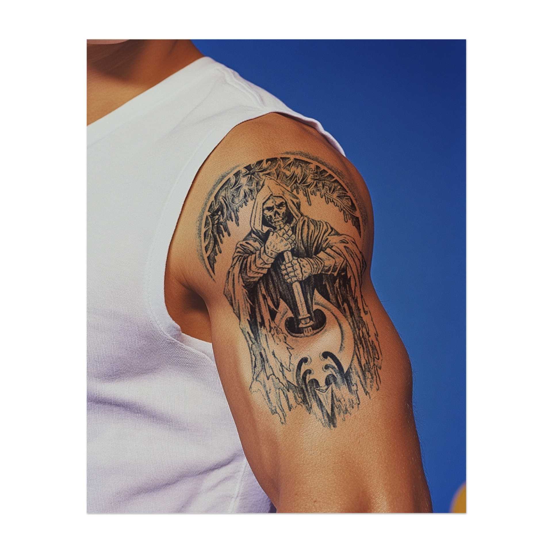 Eine dunkle Figur mit einem Totenschädel-Gesicht, in einem Umhang, der eine große Axt hält. Der Hintergrund zeigt eine mystische, gefrorene Szene. Das Tattoo hat ein kraftvolles Aussehen, das die Stärke und das Geheimnis des Sensenmannes einfängt.