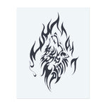 Un visage de loup terrifiant entouré de flammes tourbillonnantes. Le loup lève les yeux, hurle et sa fourrure se fond dans le feu. Le tatouage est conçu dans un style tribal audacieux et montre la force, le feu et l'énergie sauvage.