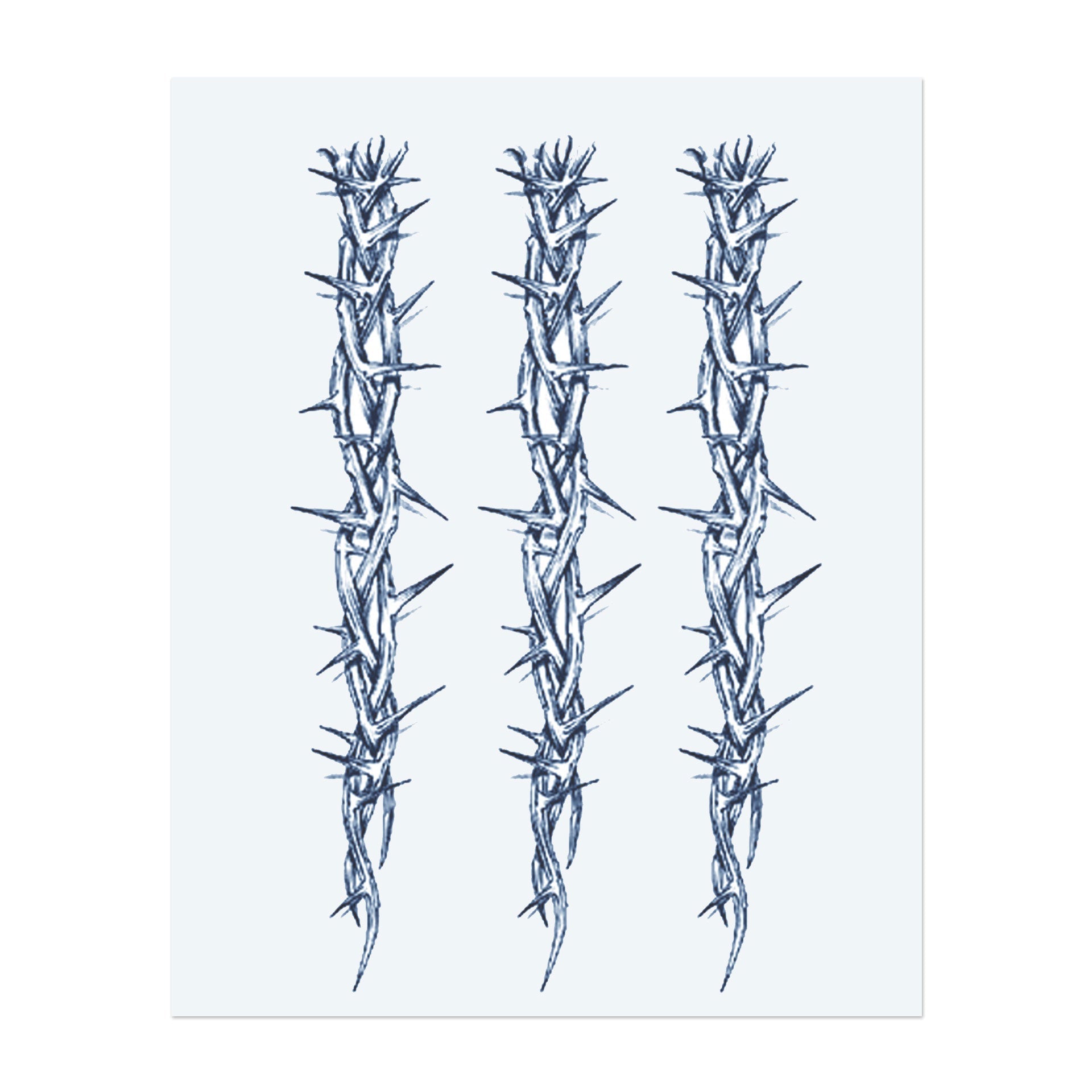 Drei vertikale Linien aus scharfen Dornen, die sich winden und biegen. Das Tattoo repräsentiert eine Reise durch Herausforderungen, wobei jeder Dorn ein Hindernis symbolisiert. Es hat einen minimalistischen Stil und zeigt Stärke und