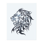 Ein mächtiger Löwenkopf mit fließender Mähne, umgeben von Tribal-Mustern. Der Löwe sieht furchterregend und stolz aus und symbolisiert Mut und Stärke. Das Tattoo hat einen kräftigen und dynamischen Stil und zeigt die Majestät des Königs des Dschungels.