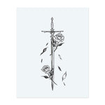 Un tatouage minimaliste en ligne noire représentant une épée ornée entrelacée de roses en fleurs et de pétales tombants, symbolisant la beauté et la force en équilibre.</span></p>