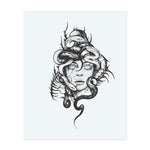 Une figure envoûtante, semblable à celle de Méduse, avec un visage de pierre, une peau craquelée et des yeux sans vie, est couronnée de serpents se tortillant, symbolisant le danger, le pouvoir et le mysticisme dans un style de blackwork audacieux.</span></p>