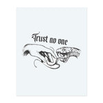 Un design saisissant et symbolique avec des lettres gothiques, une main tendue et un serpent prêt à attaquer. Cette pièce transmet un message puissant de prudence et de trahison avec un impact visuel dramatique.</span></p>