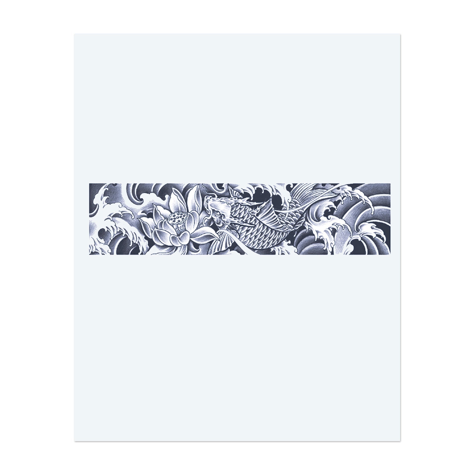 Ein schönes Band-Design mit einem Koi-Fisch, der durch Wellen schwimmt, neben einer blühenden Lotusblume. Dieses Tattoo symbolisiert Ausdauer, Stärke und Transformation und vereint die Ruhe mit der Kraft des Wassers.