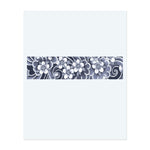 Ein zartes Band-Design mit blühenden Blumen, die sich mit wirbelnden Wellen verweben. Dieses Tattoo symbolisiert Schönheit, Wachstum und den Fluss des Lebens und verbindet die Eleganz der Natur mit sanfter Bewegung.