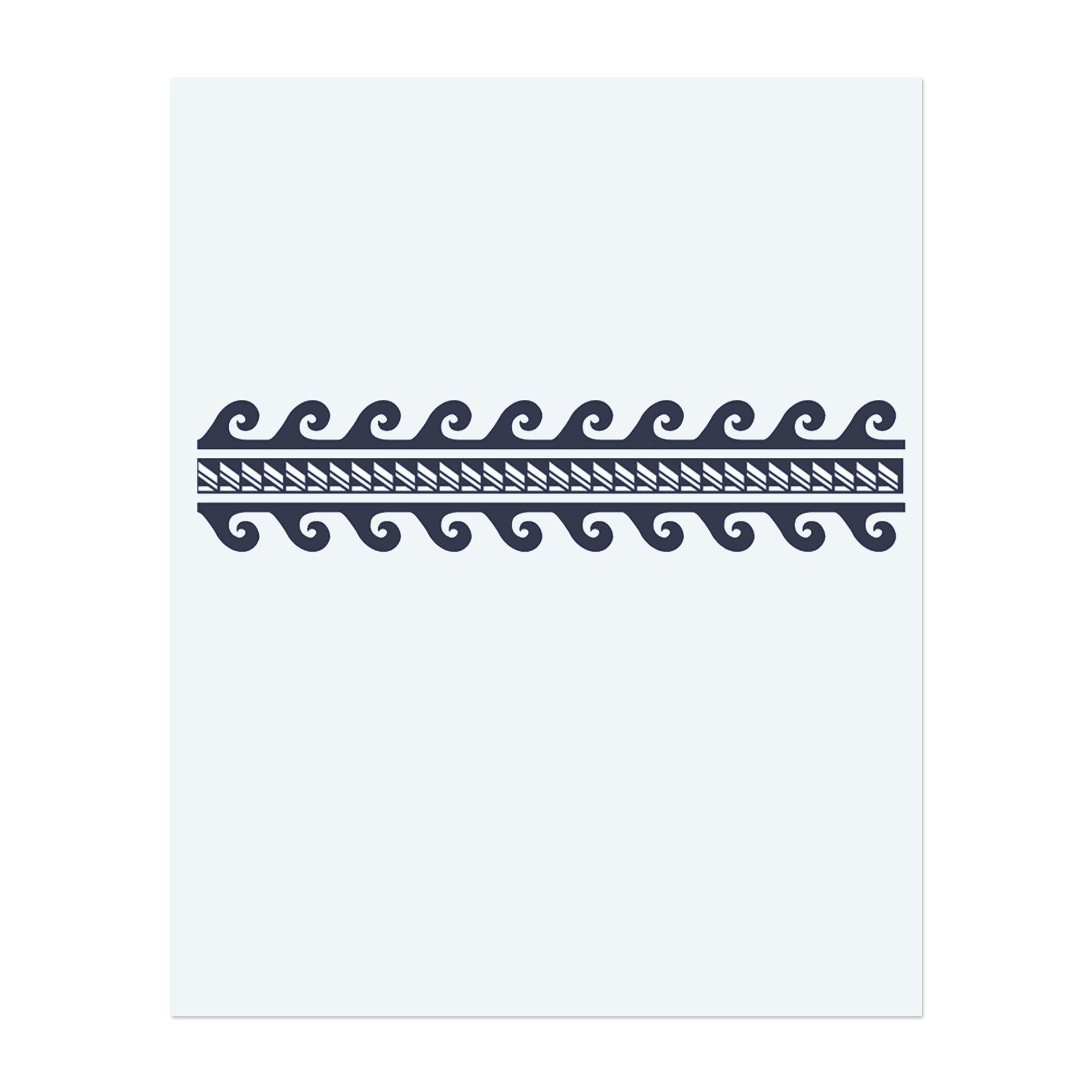 Ein dynamisches Band-Design mit wirbelnden Ozeanwellen, kombiniert mit geometrischen Mustern. Dieses Tattoo symbolisiert die Kraft und den Rhythmus des Meeres und vereint fließende Bewegung mit strukturierter Schönheit.