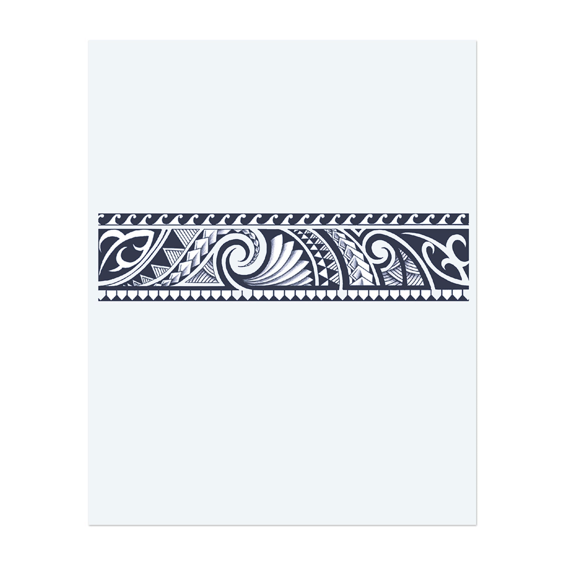 Ein kräftiges Band-Design mit fließenden Wellen, geometrischen Formen und kunstvollen Tribal-Mustern. Dieses Tattoo symbolisiert die Kraft und den Rhythmus des Ozeans und verbindet traditionelle Elemente mit dynamischer Bewegung.