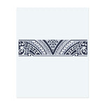 Un design de bande détaillé avec des motifs tribaux symétriques, des lignes nettes et des courbes. Ce tatouage symbolise la force, l'équilibre et l'unité, combinant la précision géométrique avec un mouvement fluide.