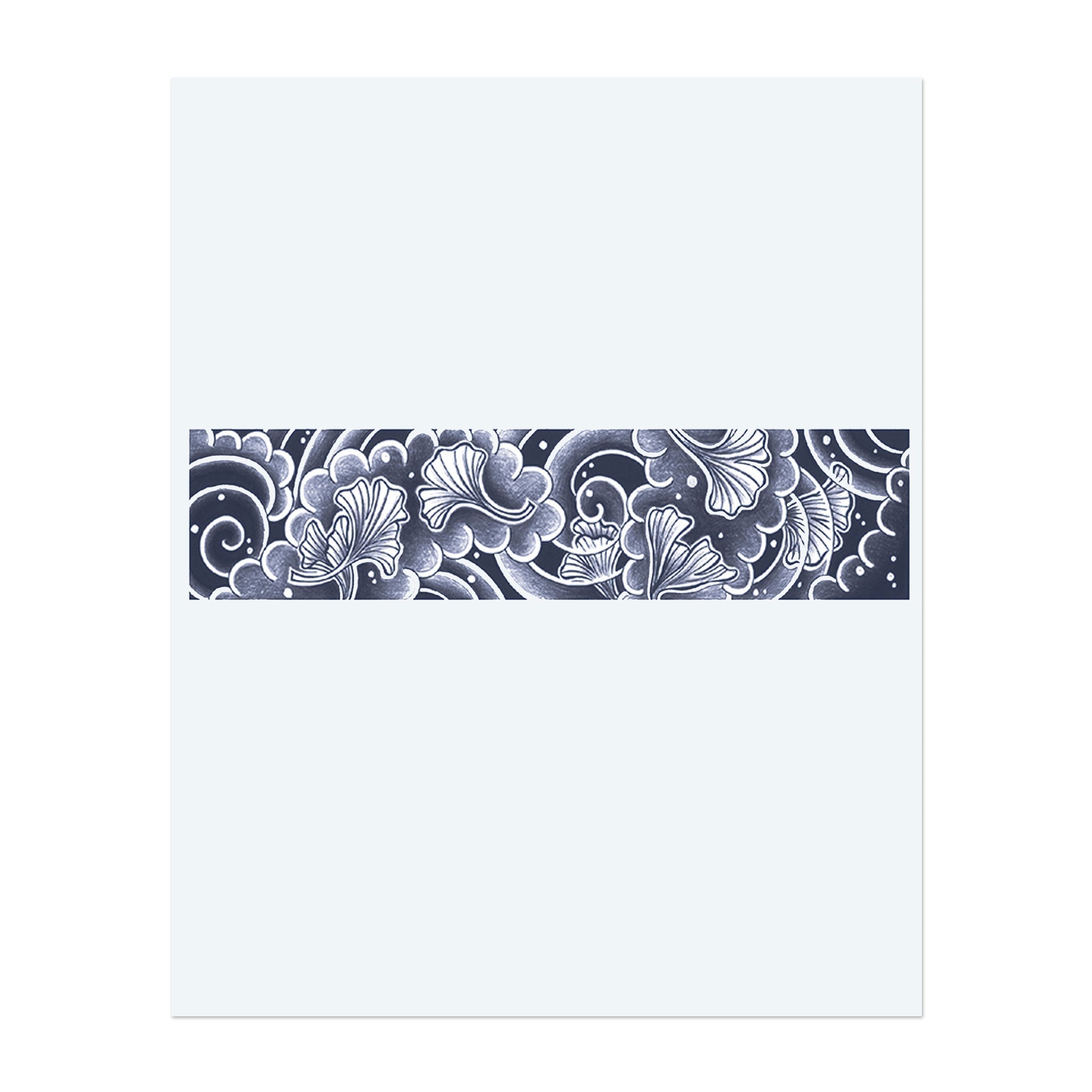 Ein anmutiges Band-Design mit wirbelnden Wolken und zarten Ginkgo-Blättern, die mit dem Wind wehen. Dieses Tattoo symbolisiert Widerstandsfähigkeit, Frieden und die Schönheit der Naturzyklen.