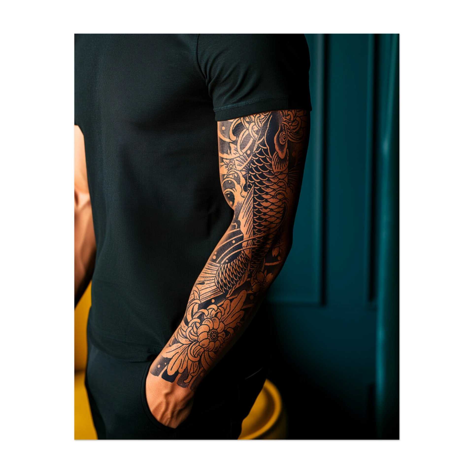 Dieses Sleeve zeigt einen lebendigen Koi-Fisch, umgeben von blühenden Chrysanthemen. Es symbolisiert Wachstum, Ausdauer und die Schönheit der Transformation und kombiniert die Stärke des Koi mit der zarten Eleganz der Blumen.