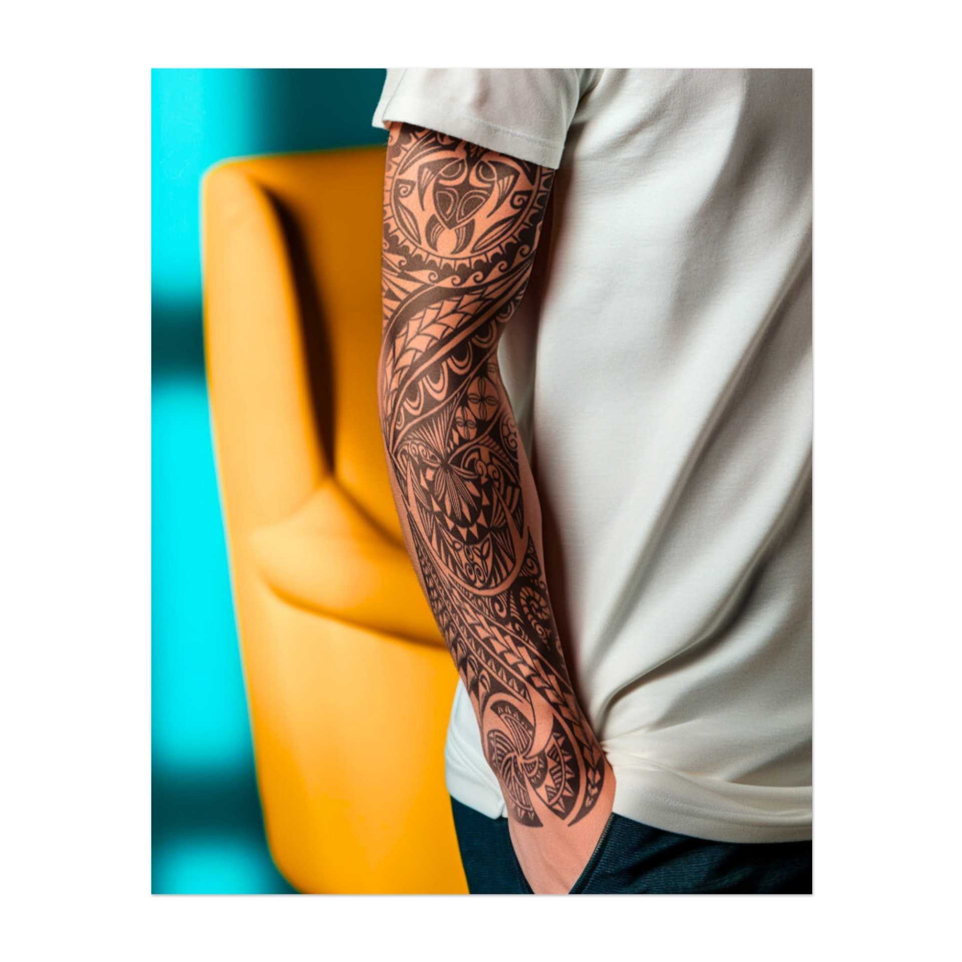 Dieses Sleeve zeigt detaillierte Tribal-Muster mit einem zentralen Schildkröten-Design, umgeben von wirbelnden und geometrischen Elementen. Das Tattoo symbolisiert Widerstandsfähigkeit, Schutz und eine tiefe Verbindung zur Natur.