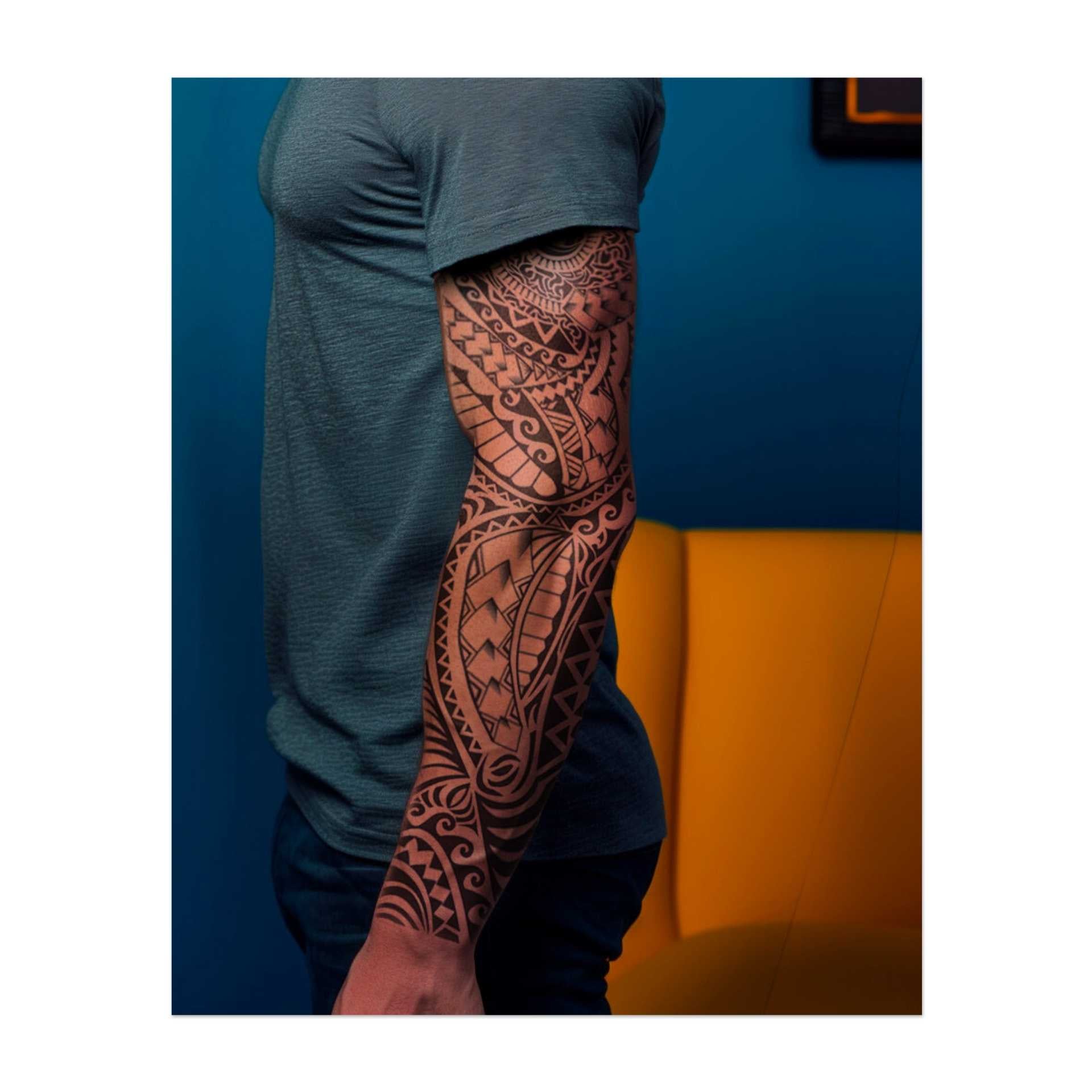 Dieses Sleeve zeigt komplizierte Tribal-Muster, die sich winden und ineinander übergehen und ein hypnotisches Design voller geometrischer Formen und fließender Linien schaffen. Es symbolisiert Stärke, Einheit und eine tiefe Verbindung zu kulturellen Wurzeln.