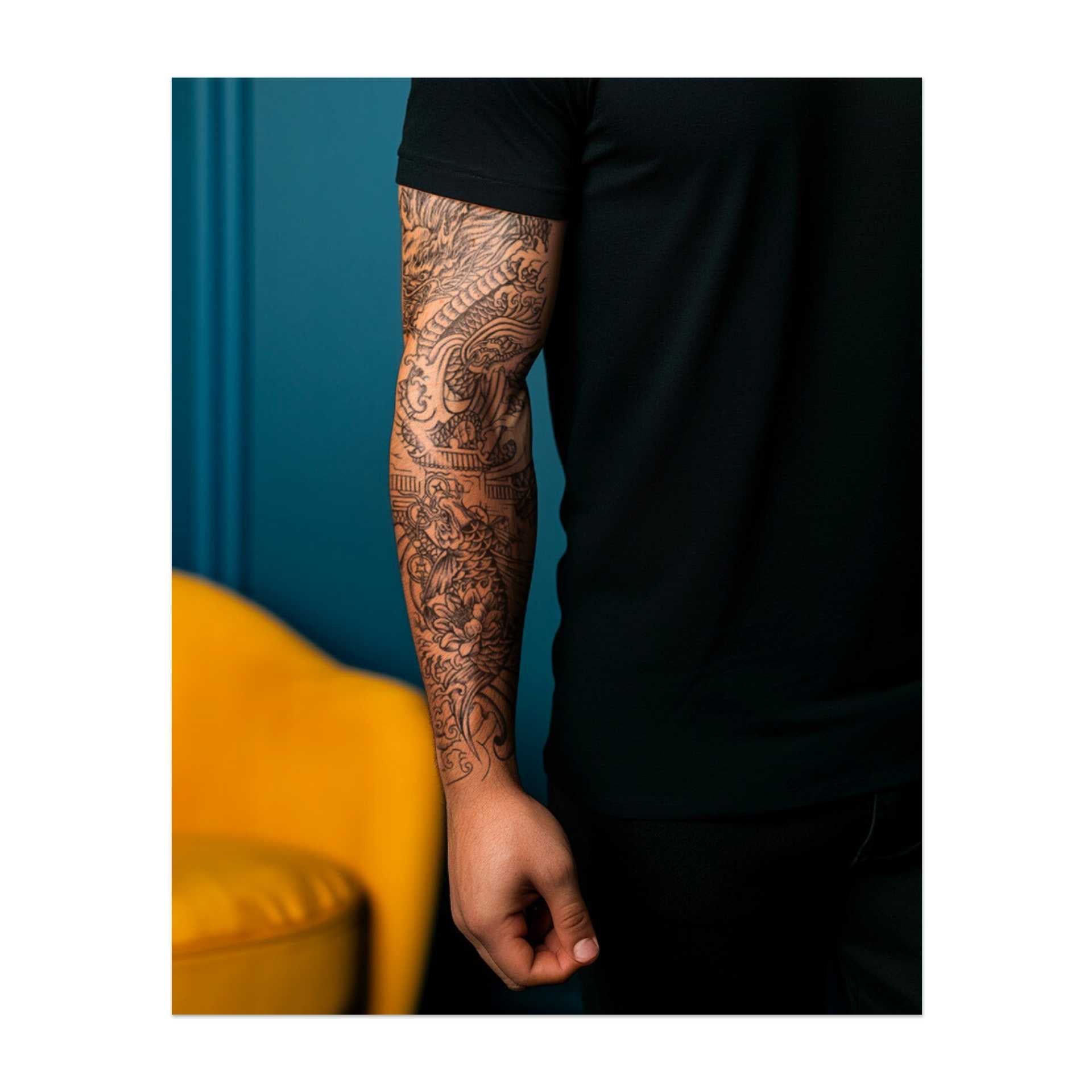 Dieses Sleeve zeigt einen mächtigen Drachen und einen Koi-Fisch, umgeben von Wolken und antiker Architektur. Es symbolisiert Stärke, Transformation und die Reise, Hindernisse zu überwinden, indem es mythische Macht mit Weisheit und Anmut verbindet.