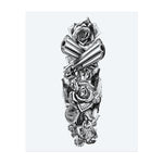 Deux revolvers couronnent ce tatouage intense, entouré de roses, de dés, de cartes et de figures sensuelles. Combinant les thèmes du danger, de la beauté et du destin, le design capture l'essence d'une vie à enjeux élevés et l'attrait séduisant du hasard et du pouvoir.