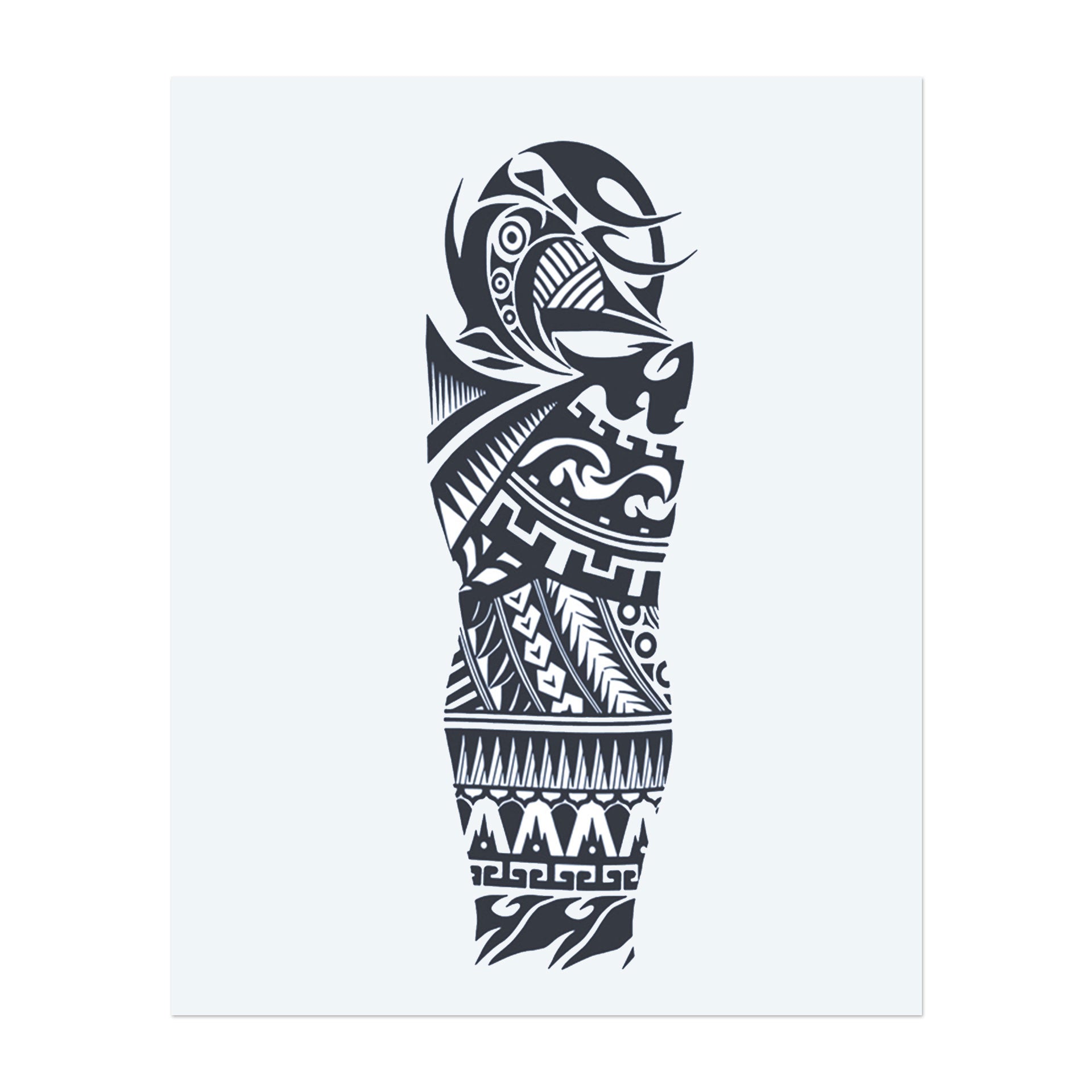 Dieses Sleeve zeigt kräftige Tribal-Muster, die sich um den Arm winden und Stärke, Schutz und kulturelles Erbe repräsentieren. Das Design kombiniert scharfe Linien und fließende Formen und verkörpert den Geist eines Kriegers.