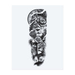 Une puissante séquence de visages de lion mène à un gardien aux yeux brillants sous une horloge cassée, symbolisant le courage à travers le temps. Avec une croix et une figure du Christ en prière au centre, ce tatouage combine la foi spirituelle, la force intérieure et la vigilance éternelle.</span></p>