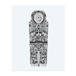 Ce tatouage noir saisissant présente un motif de totem nordique orienté verticalement avec une tête de guerrier viking au centre, couronnée d'un symbole de boussole Vegvisir et flanquée de motifs tribaux géométriques. Ci-dessous, des loups symétriques regardent vers une épée centrale, encadrée par des inscriptions runiques. Le style combine la mythologie nordique avec l'esthétique tribale ornementale.</span></p>