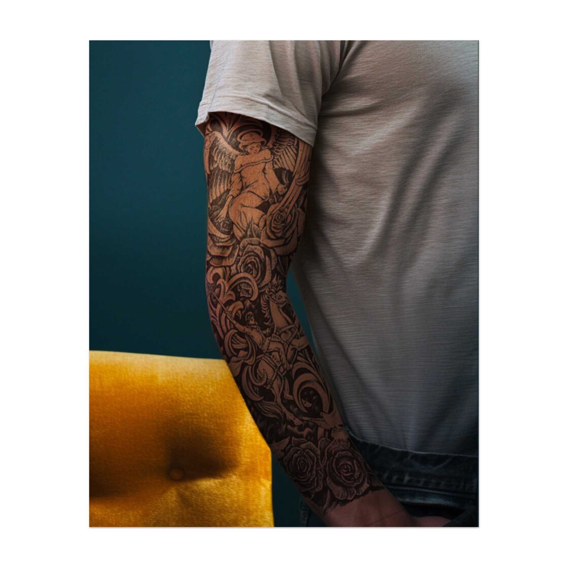 Dieses Sleeve zeigt einen Engel, umgeben von Rosen, mit einem Ritter zu Pferd darunter und Tauben, die darüber fliegen. Es symbolisiert Schutz, Reinheit und das Gleichgewicht zwischen Liebe, Stärke und Frieden.