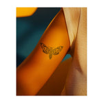 Un papillon de nuit détaillé avec des motifs complexes sur ses ailes. Il symbolise la transformation, le mystère ou une connexion à la nature. Un design saisissant et symbolique.