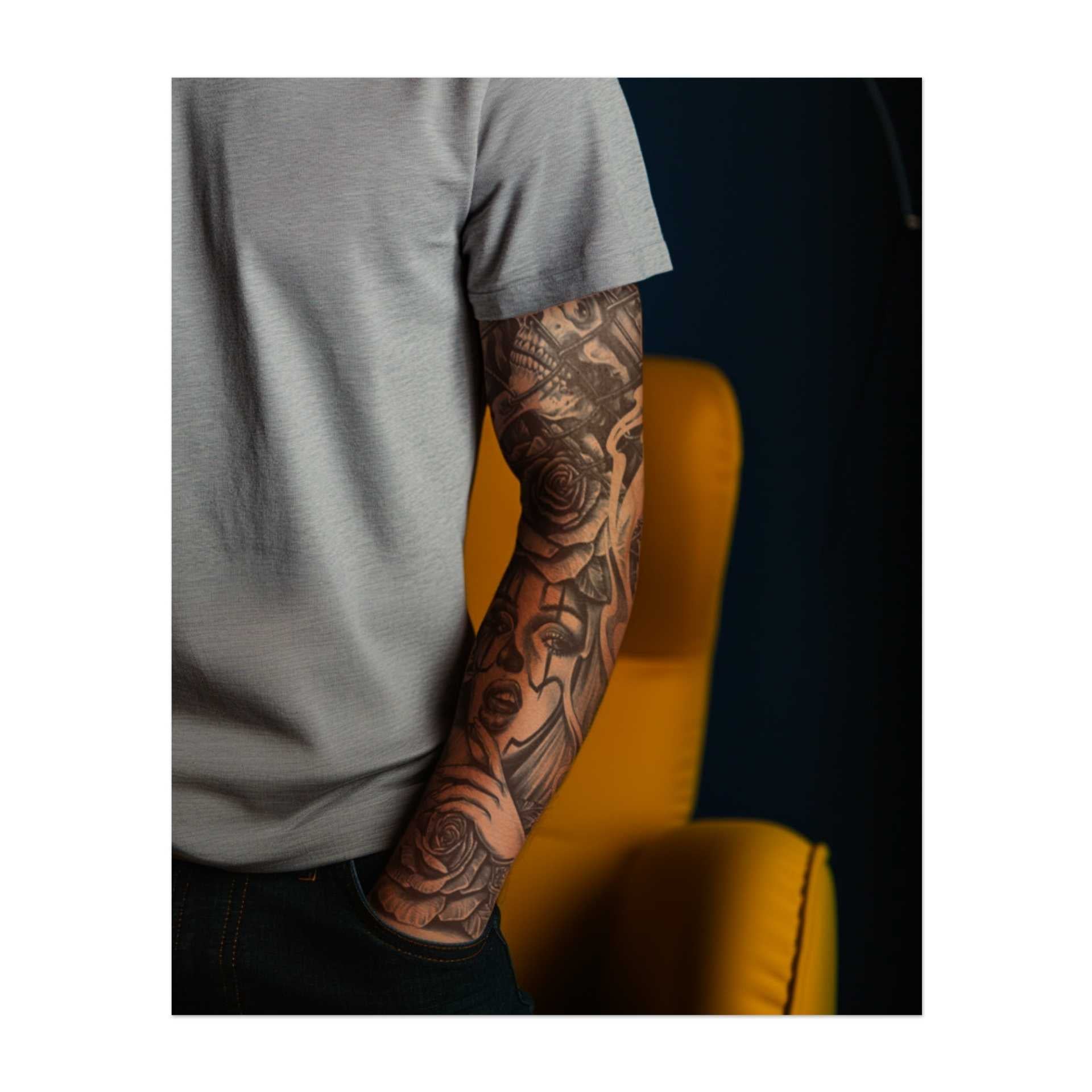 Dieses Sleeve zeigt einen skelettierten König hinter einem Käfig, eine trauernde Frau mit Tränen und Rosen, die die Last der Macht, Trauer und Schönheit im Schmerz symbolisieren. Es repräsentiert das zarte Gleichgewicht zwischen Stärke und Verwundbarkeit.