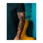 Dieses Sleeve zeigt Jesus am Kreuz mit Dornen, umgeben von Rosen und Kerzen. Die Worte "Bless" und das chinesische Zeichen für "Love" symbolisieren Opfer, Glauben und die unaufhörliche Kraft der Liebe im Angesicht des Leidens.