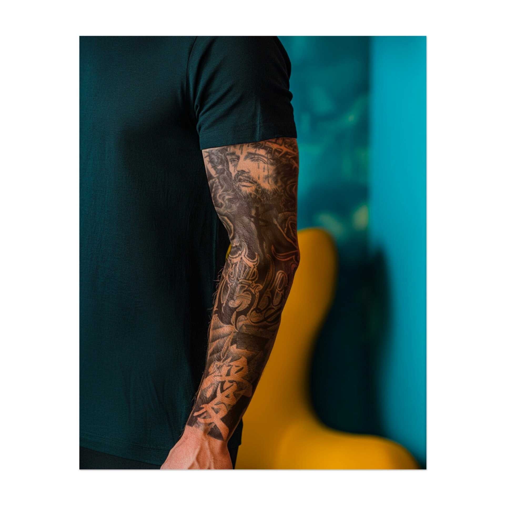 Dieses Sleeve zeigt Jesus am Kreuz mit Dornen, umgeben von Rosen und Kerzen. Die Worte "Bless" und das chinesische Zeichen für "Love" symbolisieren Opfer, Glauben und die unaufhörliche Kraft der Liebe im Angesicht des Leidens.