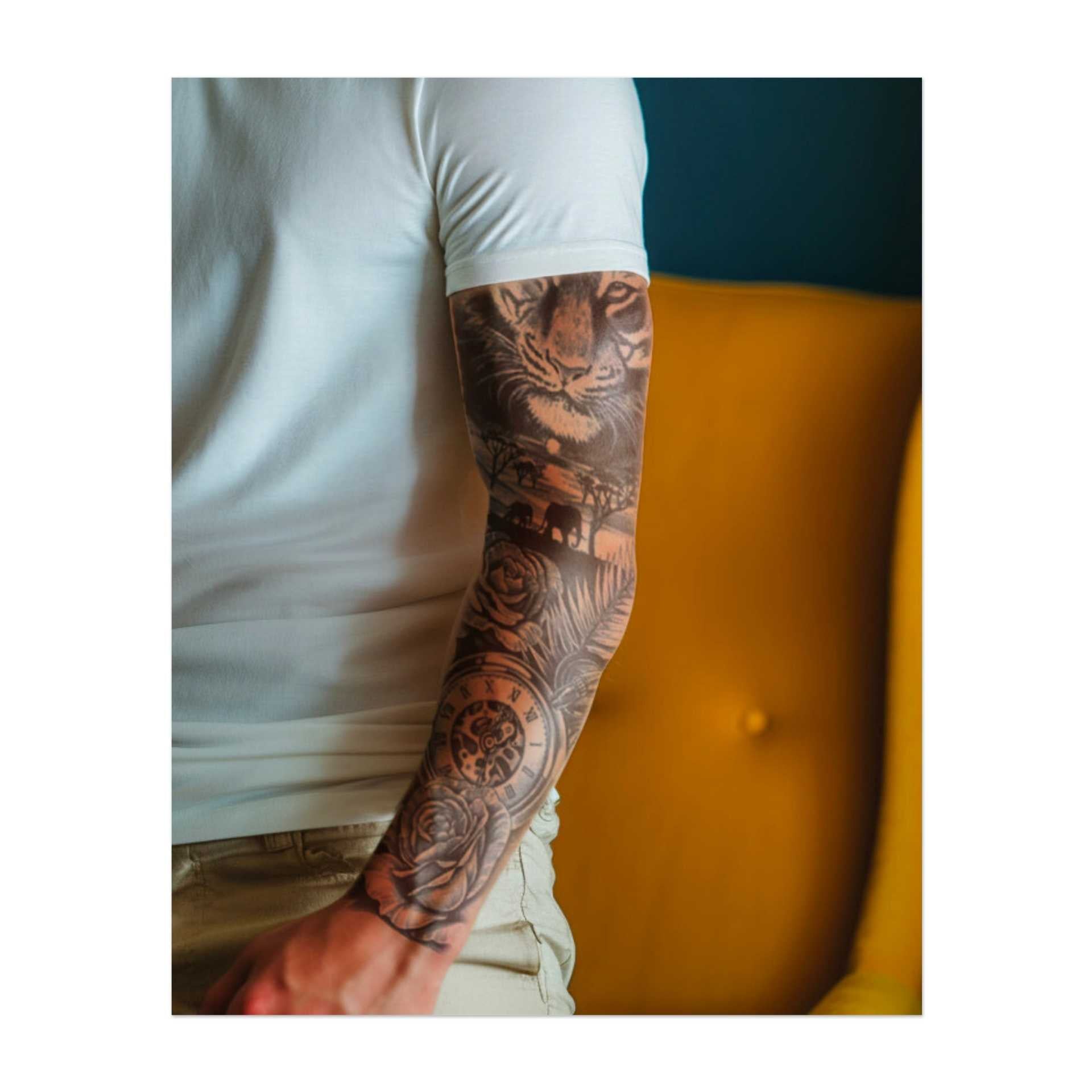 Dieses Sleeve zeigt einen mächtigen Tiger in der Wildnis, mit Elefanten im Hintergrund und Rosen im Vordergrund. Eine antike Taschenuhr repräsentiert den Verlauf der Zeit, während die Schönheit und Stärke der Natur durch das üppige Laub symbolisiert werden.