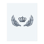 Eine schöne Krone, umgeben von Engelsflügeln, symbolisiert Königlichkeit, Freiheit und göttliche Macht. Die detaillierten Flügel fügen der majestätischen Krone Anmut und Stärke hinzu, was dieses Tattoo zu einem Emblem für Eleganz und himmlischen Schutz macht.