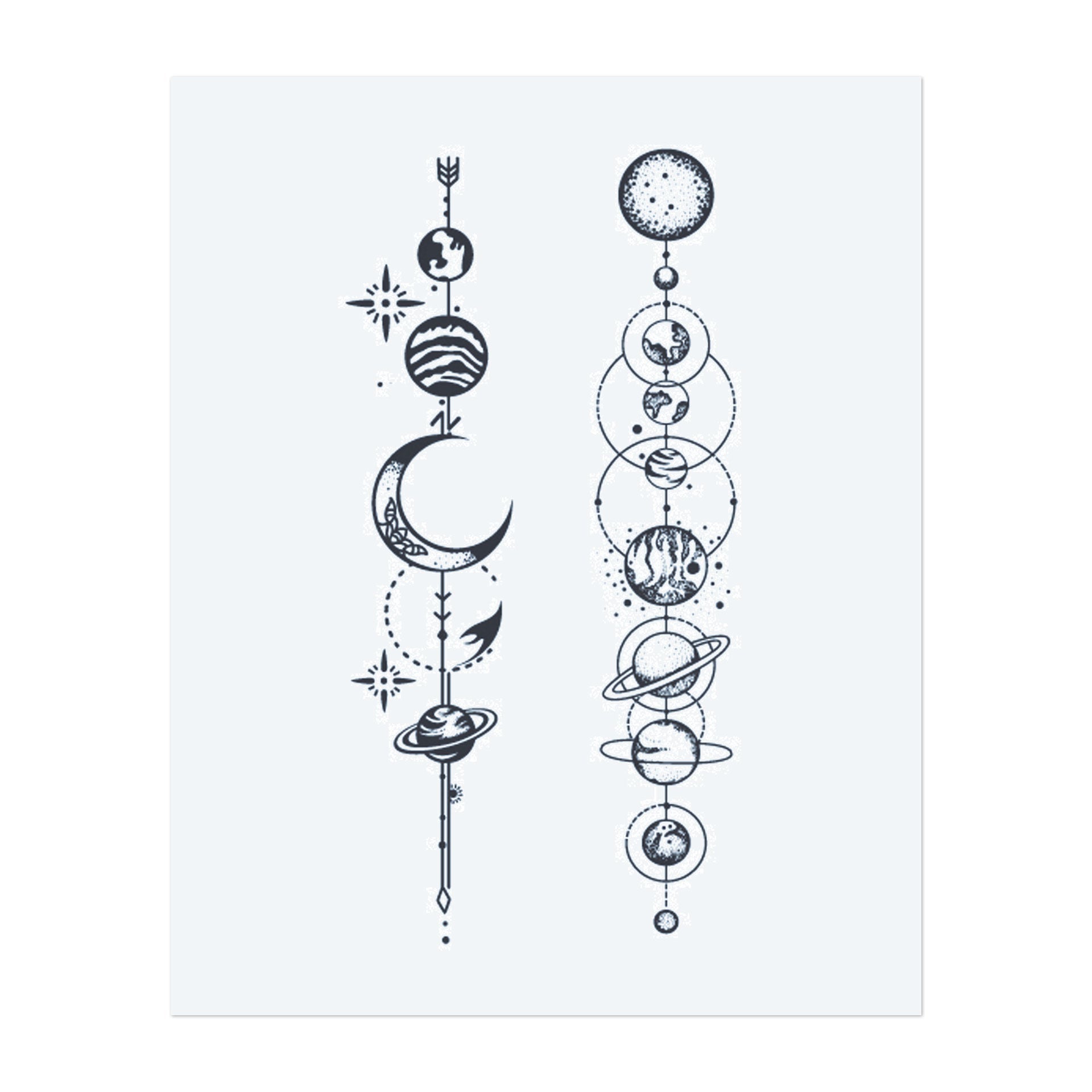 Eine atemberaubende Mischung aus Himmelskörpern, darunter Monde, Planeten und Sterne, verbunden durch komplizierte Umlaufbahnen. Dieses Tattoo symbolisiert das weite Universum, Balance und die Harmonie zwischen dem Kosmos und dem Individuum.