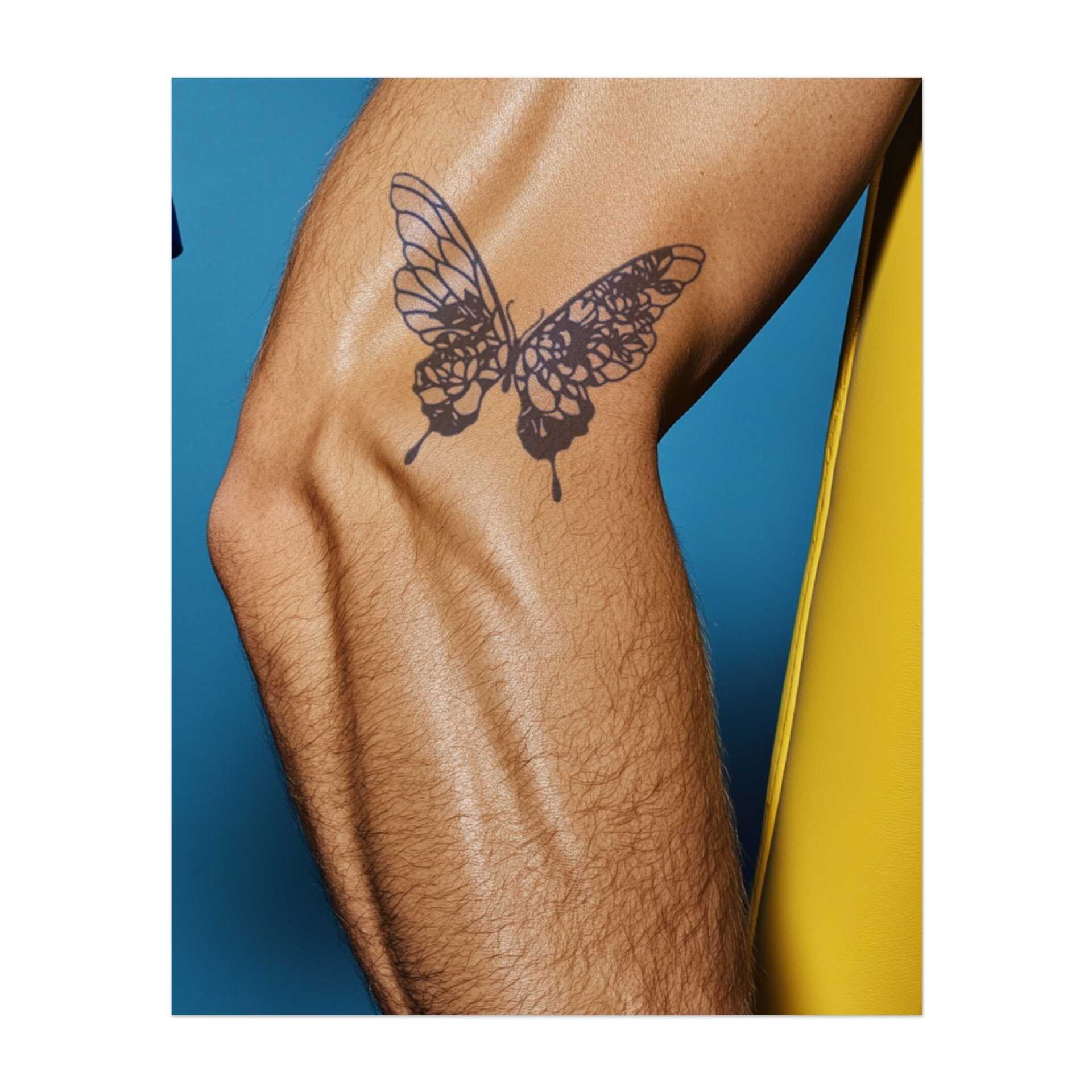 Ein zarter Schmetterling mit kunstvollen floralen Mustern auf seinen Flügeln, der Transformation, Schönheit und die Eleganz der Natur symbolisiert. Es repräsentiert eine Reise des Wachstums und Wandels, die durch die Zyklen des Lebens fliegt.