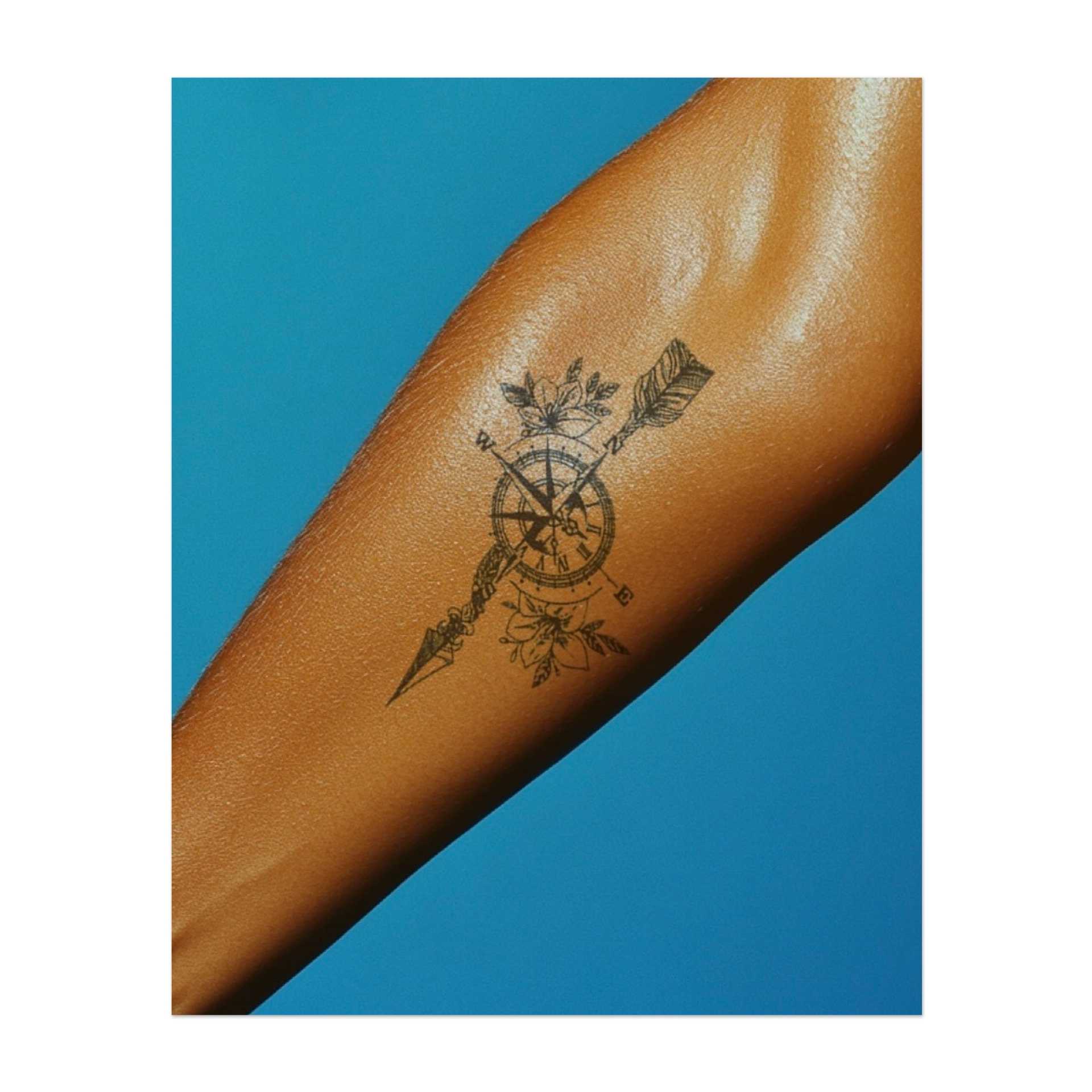 Ein Kompass, geschmückt mit zarten Blumen und einer Feder, symbolisiert Führung, Abenteuer und die Schönheit der Natur. Es repräsentiert eine Reise durch das Leben, geführt sowohl durch Richtung als auch durch die Weisheit der Natur.