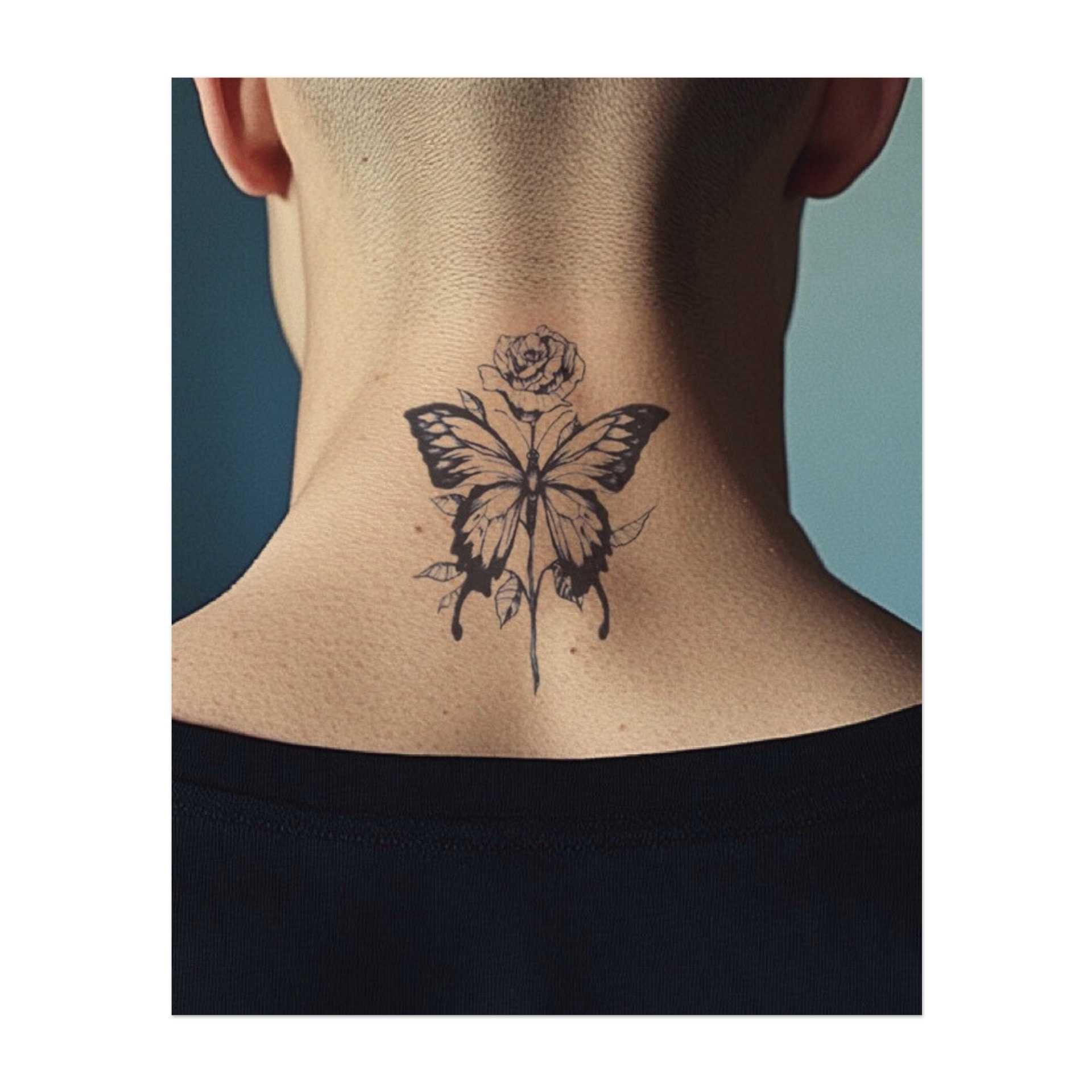 Ein zarter Schmetterling, der auf einer blühenden Rose sitzt, symbolisiert Transformation, Schönheit und Neubeginn. Die weichen Details fangen sowohl Zerbrechlichkeit als auch Stärke in der harmonischen Gestaltung der Natur ein.