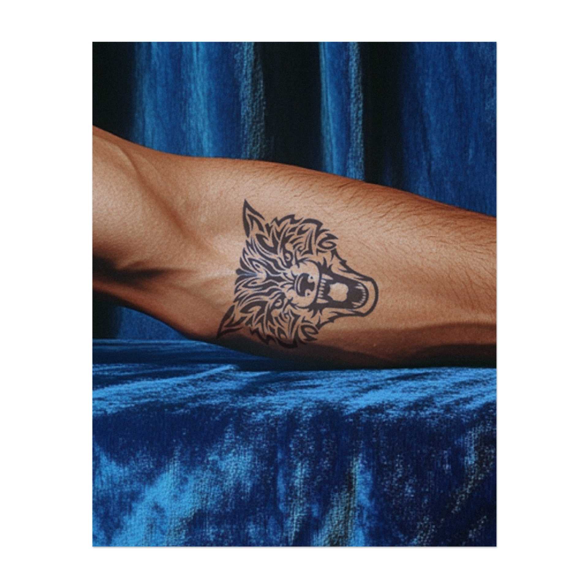 Ein mutiger, knurrender Wolfskopf mit kunstvollen Details, der Stärke, Loyalität und entschlossene Bestimmung symbolisiert. Perfekt für diejenigen, die ihre innere Kraft umarmen und das beschützen, was ihnen lieb ist.