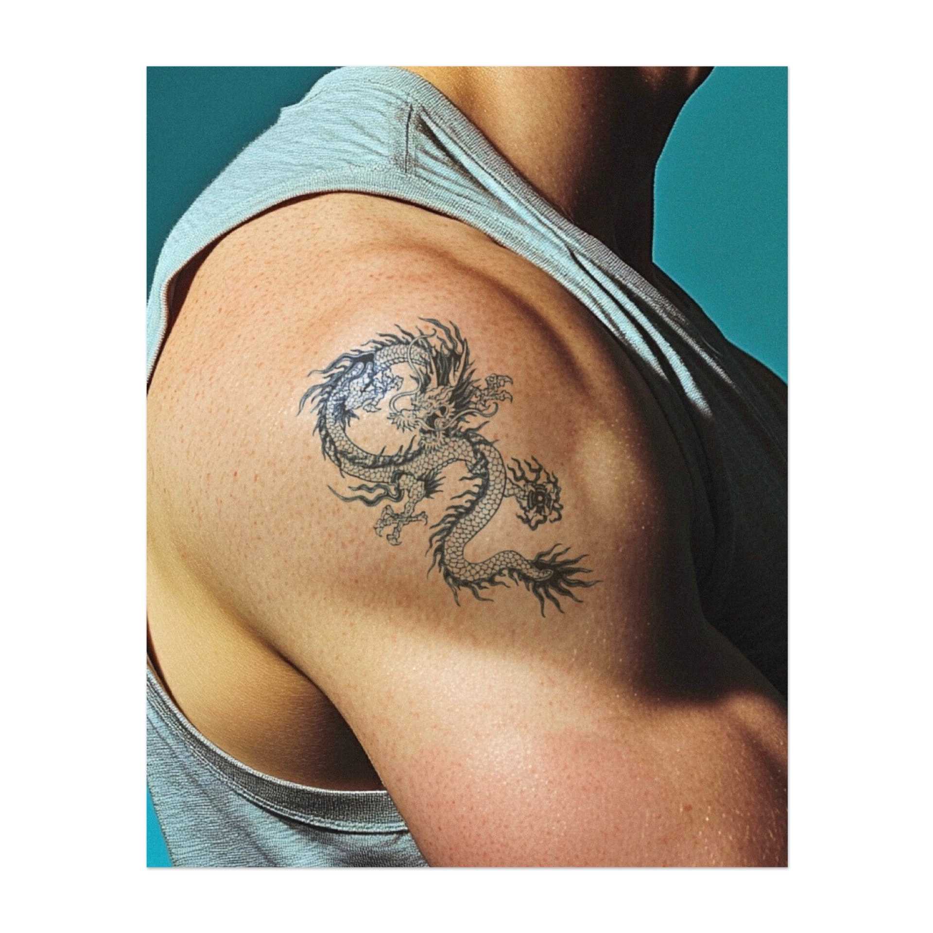 Ein majestätischer Drache, der durch die Luft wirbelt, mit fließenden Schuppen und scharfen Klauen. Dieses Design repräsentiert Macht, Weisheit und Schutz, wobei die elegante Bewegung des Drachen Anmut und Stärke hinzufügt.