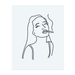 Ein minimalistisches Tattoo einer Frau mit einem entspannten Blick, die eine Zigarette raucht. Ihr langes Haar weht sanft, und der Rauch schlängelt sich in die Luft. Das Design ist in klaren, einfachen Linien gezeichnet, was ihm ein modernes, lässiges Gefühl verleiht.