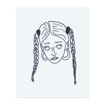 Ein minimalistisches Tattoo einer Frau mit zwei Zöpfen und großen Creolen. Ihr ruhiger Ausdruck und die zarten Linien fangen eine coole, sorglose Stimmung ein. Das Design ist einfach und stilvoll, in klaren Linien gezeichnet.