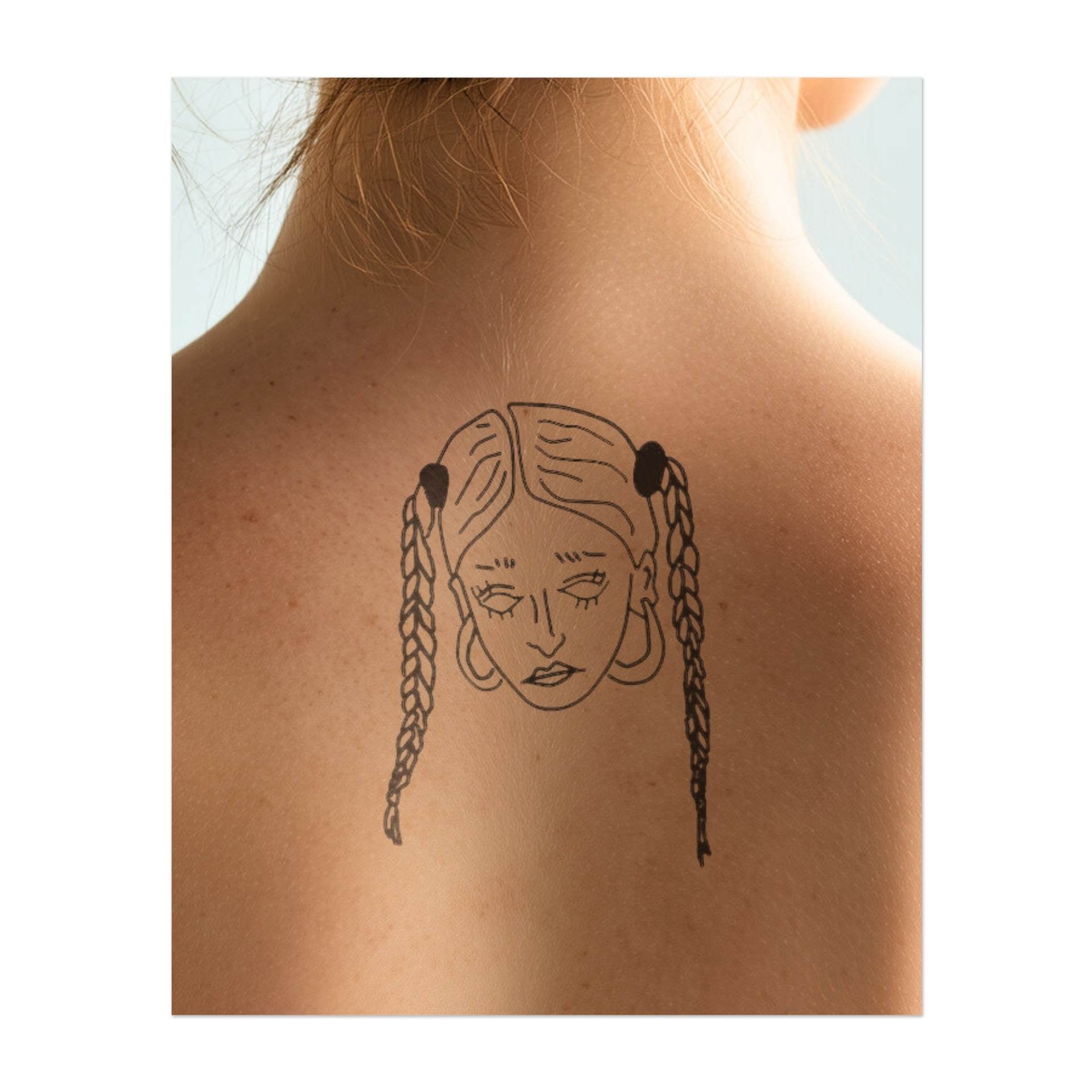 Un tatouage minimaliste d'une femme avec deux tresses et de grandes boucles d'oreilles créoles. Son expression calme et ses lignes délicates capturent une humeur cool et insouciante. Le design est simple et élégant, dessiné avec des lignes épurées.