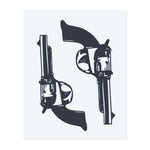 Un tatouage minimaliste de deux revolvers à l'ancienne pointant dans des directions opposées. Le design utilise des lignes simples et audacieuses pour capturer l'essence du Far West et transmettre un sentiment d'aventure et un esprit cow-boy classique.