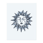 Ein minimalistisches Tattoo eines Halbmonds mit einem sanften Gesicht, das eine Träne weint. Sanfte Wolken wirbeln um ihn, was ein träumerisches, mystisches Gefühl hinzufügt. Das Design ruft Emotionen und Ruhe hervor, gezeichnet in zarten Linien mit einem Hauch von Magie.