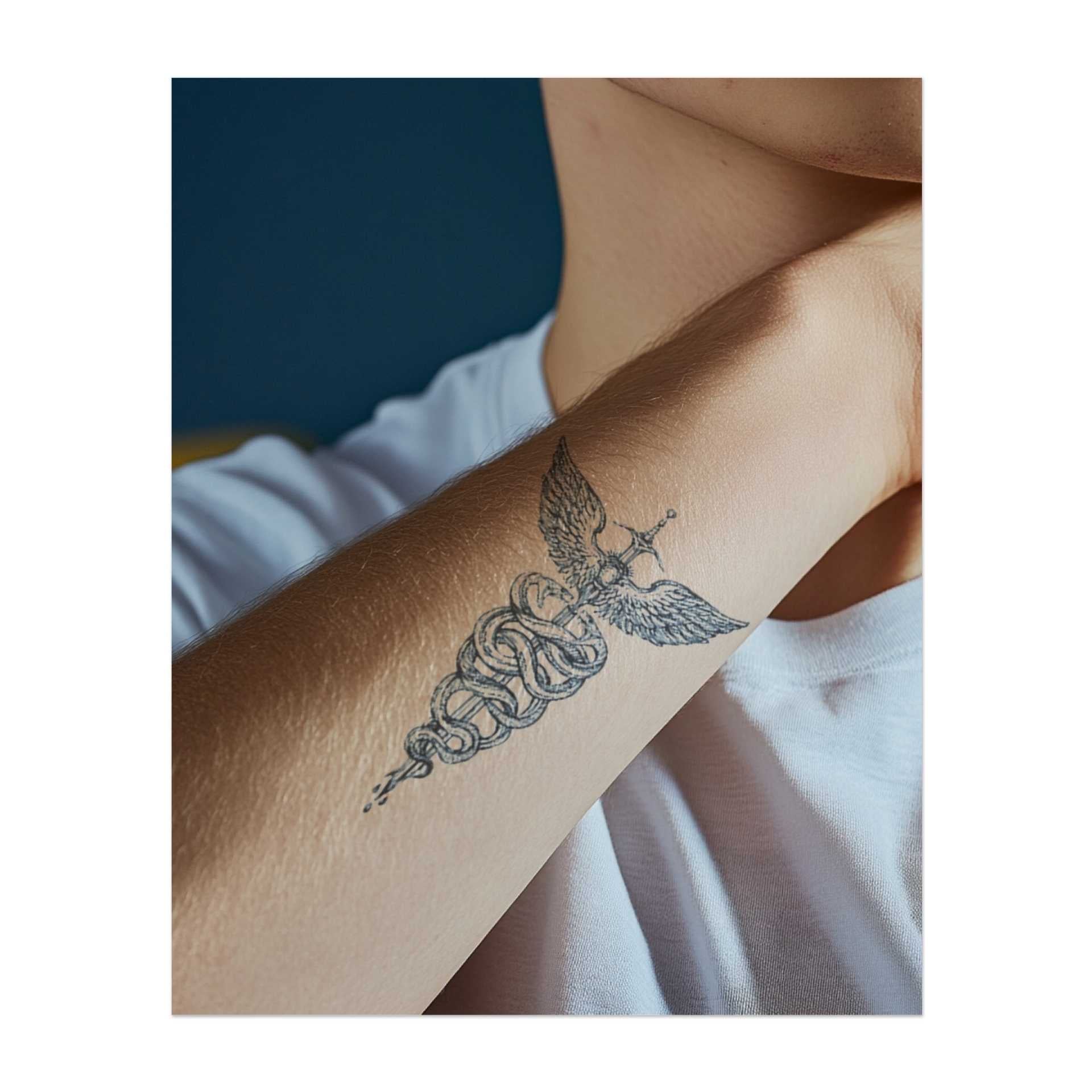 Ein minimalistisches Tattoo des Caduceus, mit einem geflügelten Stab und zwei Schlangen, die sich darum winden. Dieses Symbol steht für Heilung, Medizin und Balance und ist in klaren, detaillierten Linien gezeichnet.