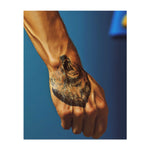 Ein kräftiges Tattoo des Bärenkopfes mit weit geöffnetem Maul in einem Brüllen. Das Design fängt Stärke und Macht ein, mit kunstvollen Details im Fell und im Ausdruck, alles in klaren Linien. Perfekt für jemanden, der Mut verkörpert.