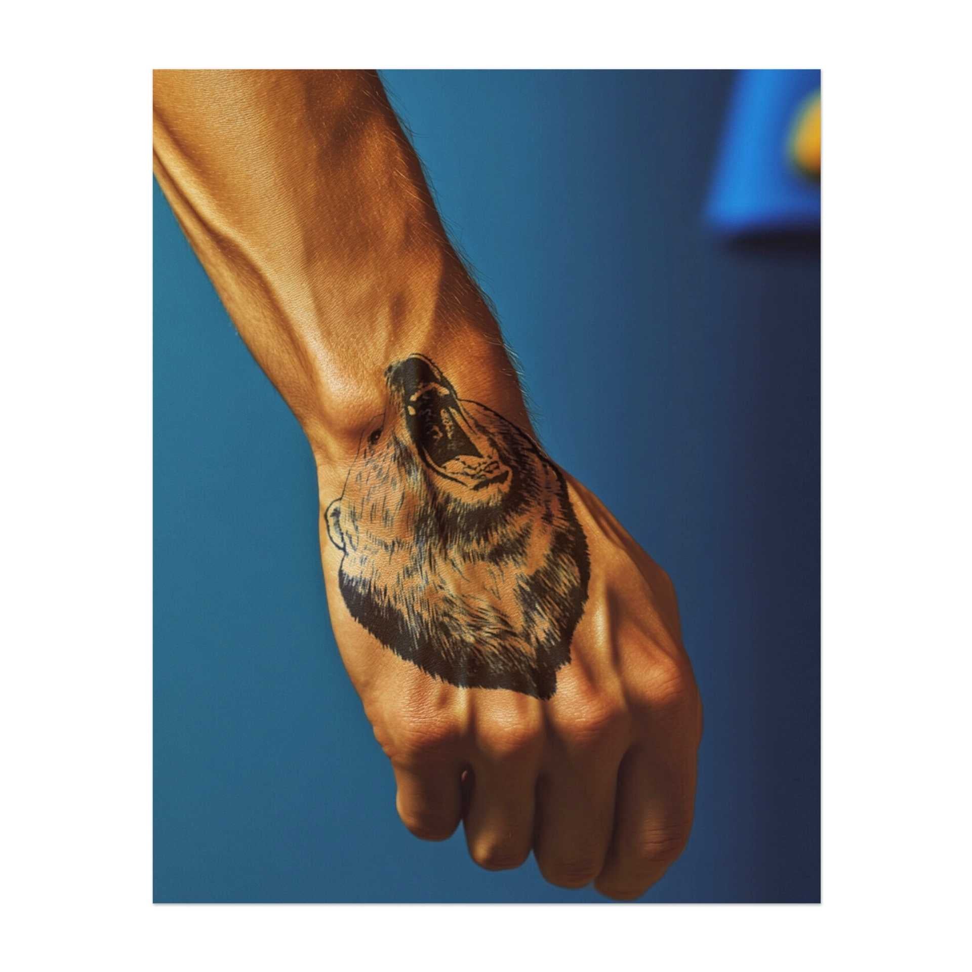 Ein kräftiges Tattoo des Bärenkopfes mit weit geöffnetem Maul in einem Brüllen. Das Design fängt Stärke und Macht ein, mit kunstvollen Details im Fell und im Ausdruck, alles in klaren Linien. Perfekt für jemanden, der Mut verkörpert.