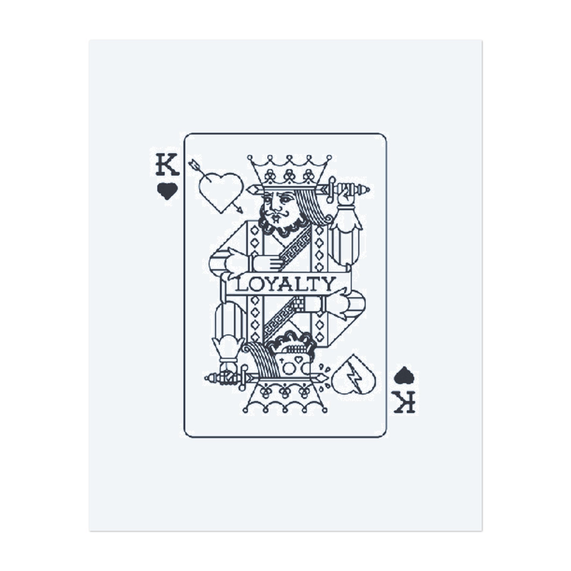 Eine König der Herzen Spielkarte mit dem Wort "LOYALTY" über seiner Brust. Das Tattoo zeigt eine königliche Figur mit einem Schwert, das Stärke und Hingabe symbolisiert. Es repräsentiert Loyalität und Ehre, perfekt für jemanden, der diese Eigenschaften schätzt.