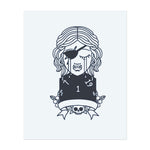 Une femme pirate avec un cache-œil, pleurant des larmes de chiffres, son visage plein d'émotion. Sous elle repose un crâne avec une bannière. Ce tatouage représente la perte, le destin et la complexité des défis de la vie, parfait pour ceux qui embrassent la résilience.